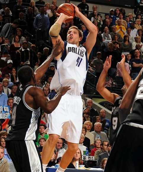 Mavs' Nowitzki Says He'll Take Pay Cut to Attract Paul or Howard