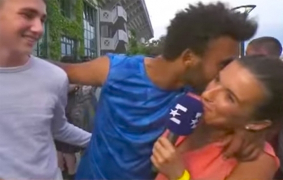 Player Kisses Reporter at French Open During Live Interview