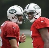 Mark Sanchez takes a minute and tells Geno Smith everything he knows about quarterbacking in the NFL.