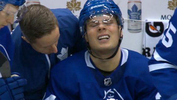 Leafs' Matthews Dings Shoulder, Will Miss a Month