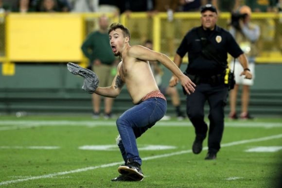 Packers Fan Gets in Some Final Tune-Up Streaking before the Regular Season Begins