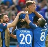 France Pierces the Irish Defense to Advance