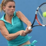 Powerful Giorgi Slams Radwanska, Makes Progress