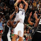 Mavs' Nowitzki Says He'll Take Pay Cut to Attract Paul or Howard