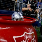 Ezekiel Elliott Celebrates For Charity